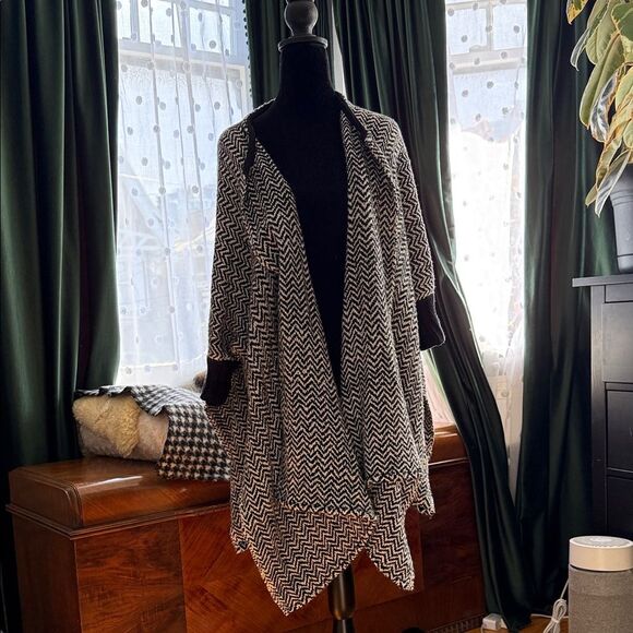 Sweaters - Black and White Women's Ruana (Tejido Collective)